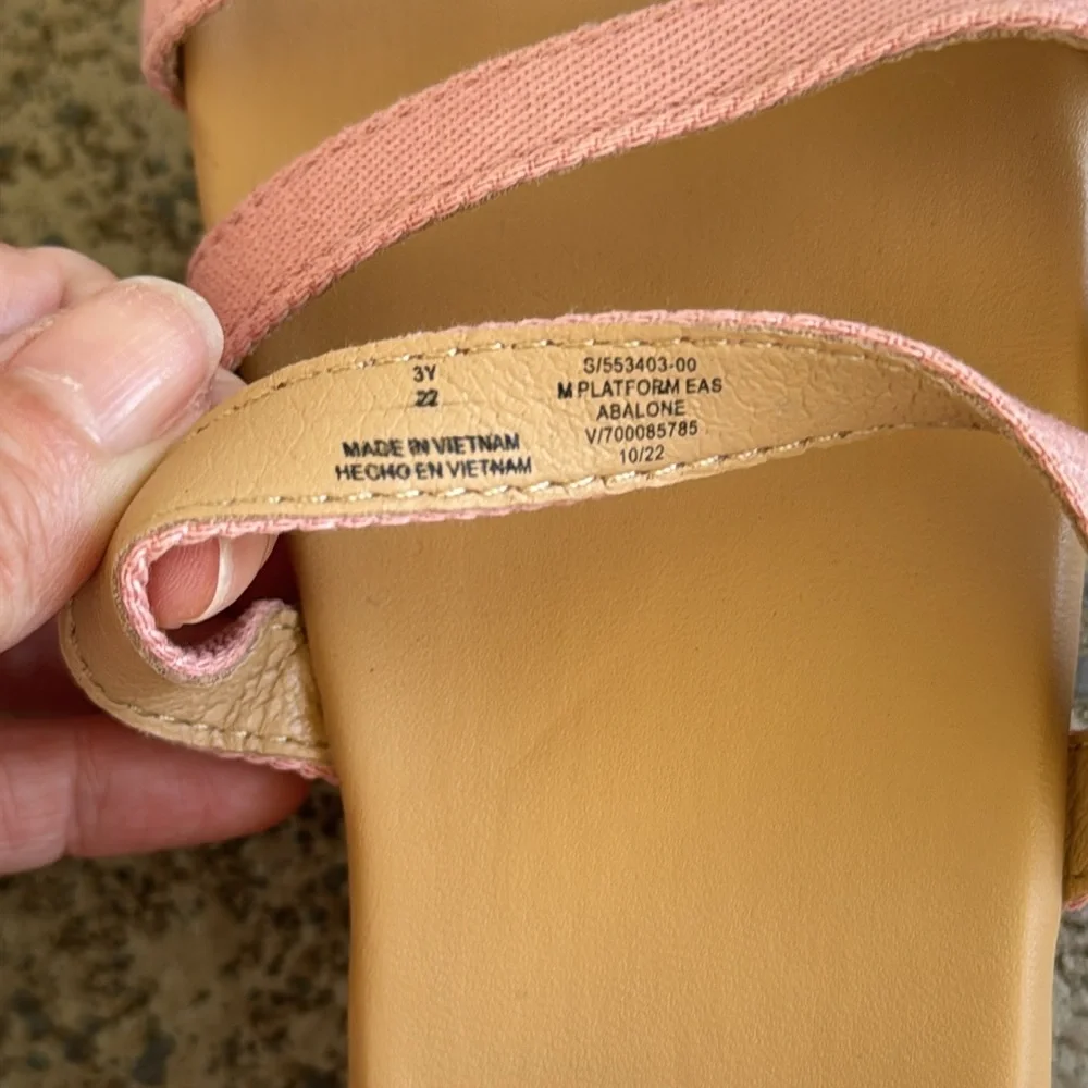 Old Navy girl’s abalone pink strappy platform sandals size 3Y
